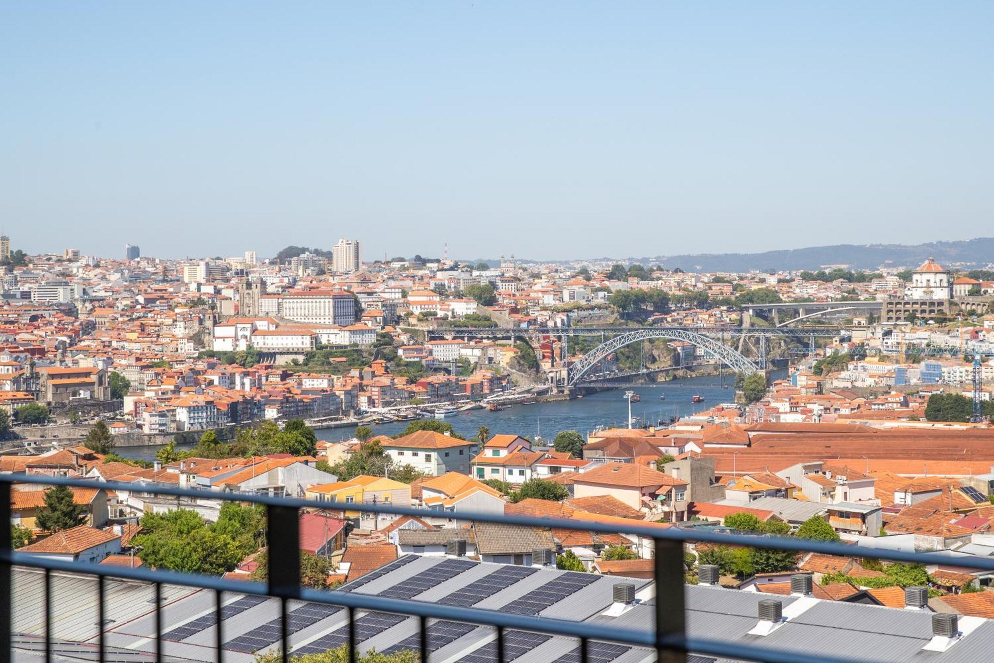 Ferienwohnung Brand New Luxurious Ap T2 - Amazing View- With Garage Vila Nova de Gaia Exterior foto